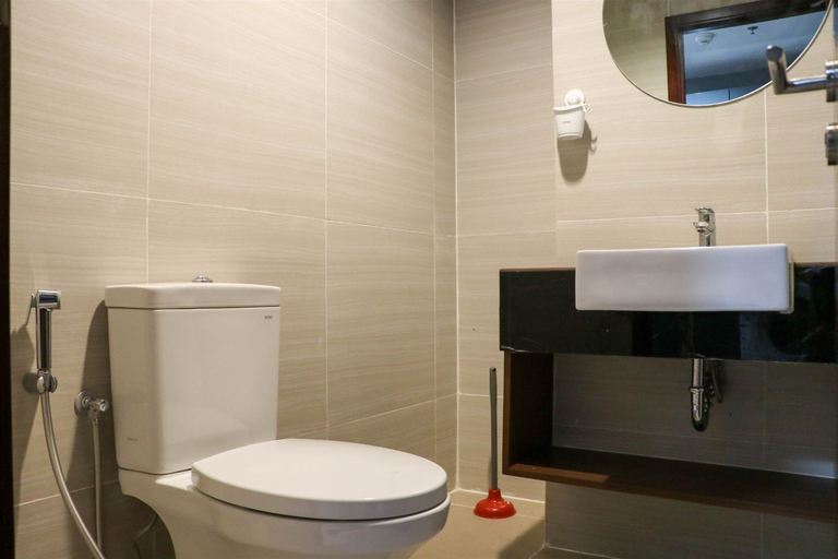 Bathroom 4, Beautiful Pool View Homey Spacious Studio at West Vista Apartment By Travelio, Jakarta Barat