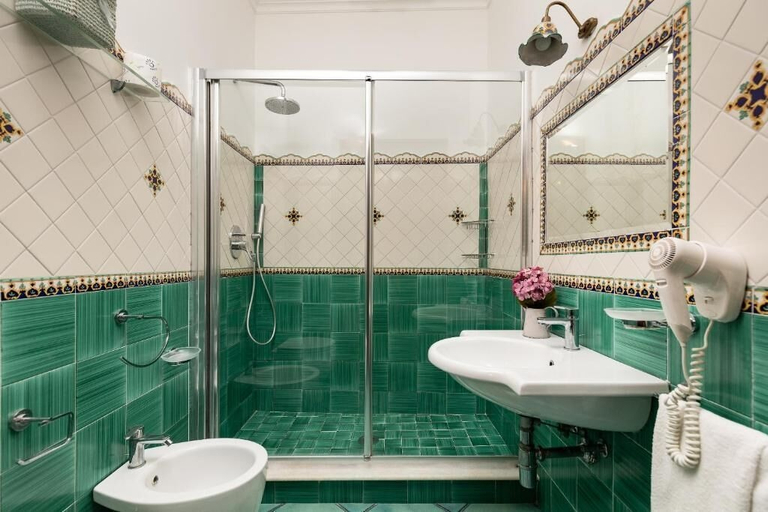 Bathroom 5, Monte Solaro, Napoli