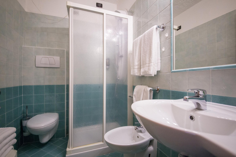 Bathroom 4, Hotel Derby, Trento