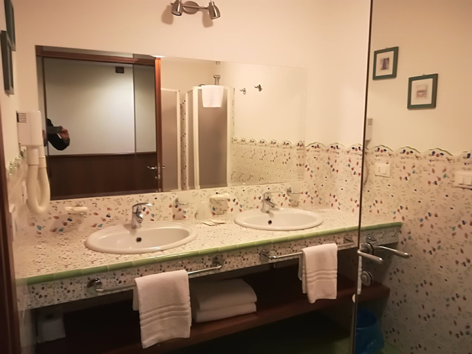 Bathroom 5, Nike Hotel, Messina