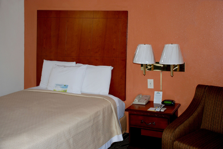 Bedroom 3, Days Inn by Wyndham Dyersburg, Dyer