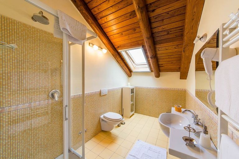 Bathroom 5, Beata Solitudo B&B, Napoli