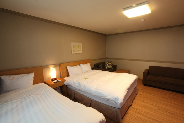 Bedroom 2, Changwon AT Business Hotel, Changwon