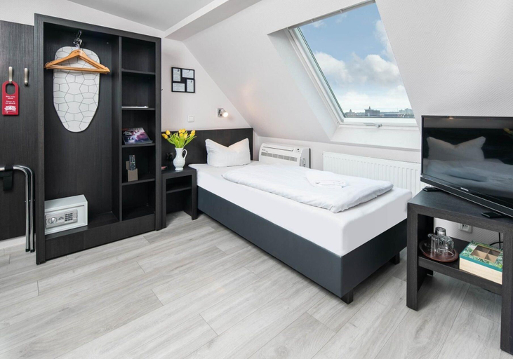 Bedroom 3, City Hotel Kaiserhof, Offenbach am Main