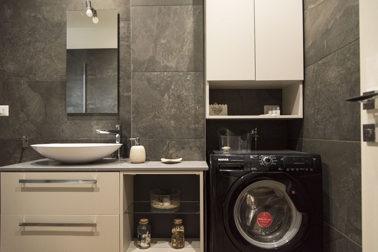 Bathroom 4, 2 Bedrooms Flat with Parking near Metro Stop, Milano