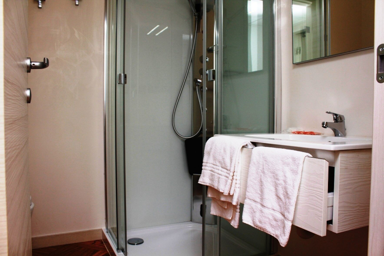 Bathroom 5, Hotel Posta 77, Padua