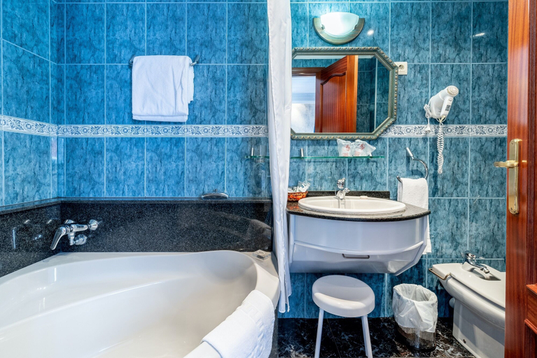 Bathroom 3, Hotel Canadá, Tarragona
