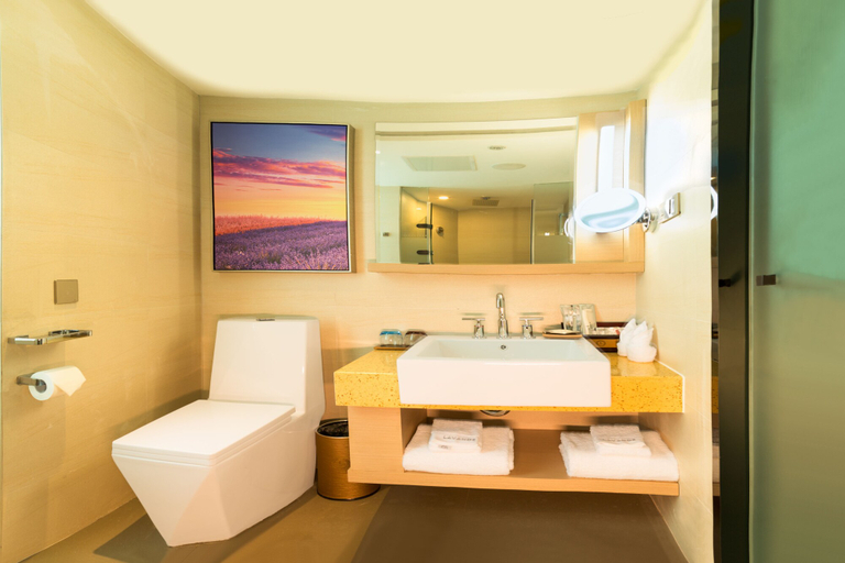 Bathroom 3, Lavande Hotel Qingdao Wusi Plaza Branch, Qingdao