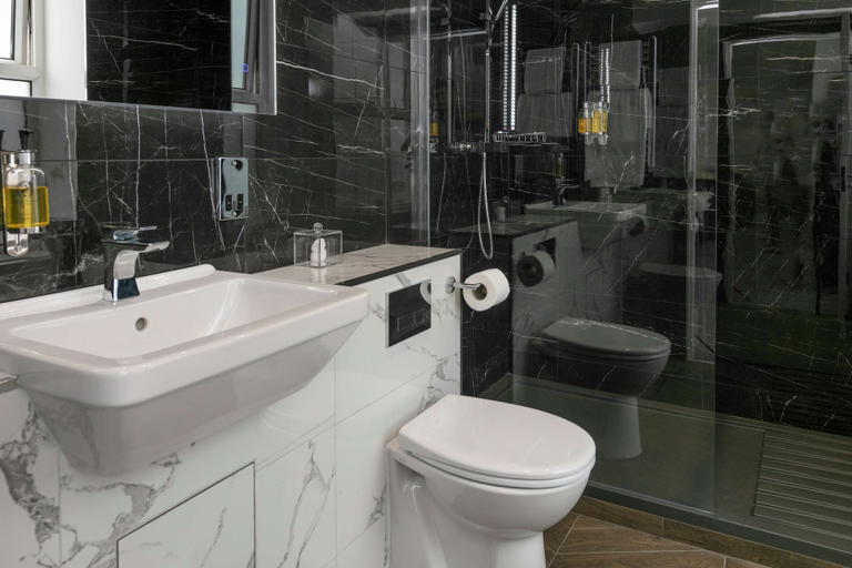 Bathroom 4, Lothersdale Hotel Morecambe by Belvilla, Lancashire