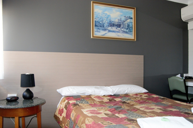 Bedroom 2, Civic Motor Inn, Cowra