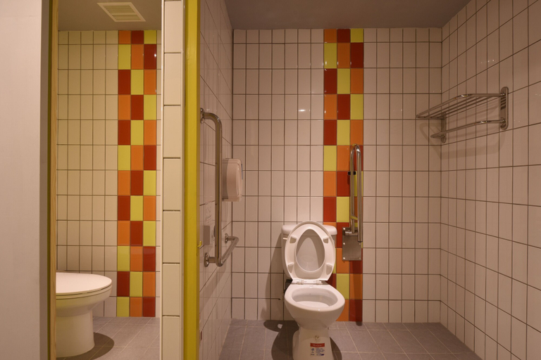 Bathroom 4, Taipei Travelers International Hostel, New Taipei City