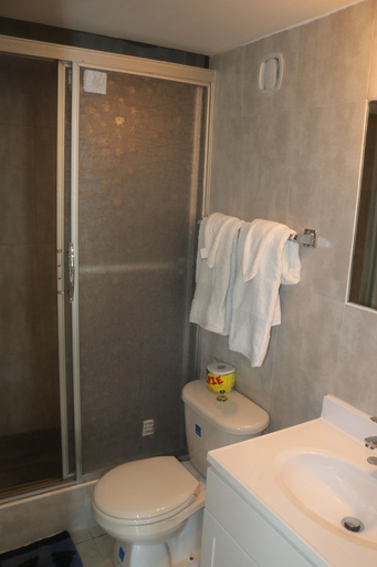Bathroom, Lawerence Pool House 2 Bedroom With Pool