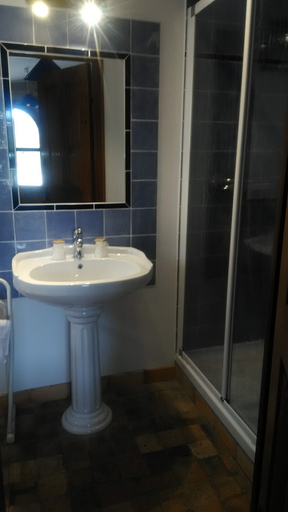 Bathroom 5, Le Vieux Château, Deux-Sèvres