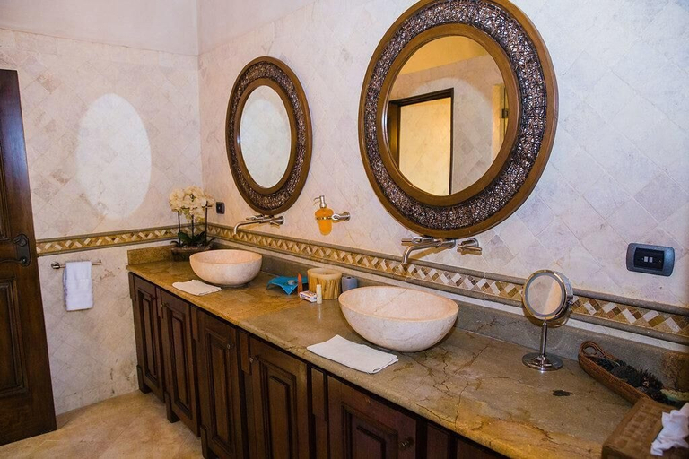 Bathroom 3, Luxurious Beachfront Mansion with a Stunning Infinity Pool in Playa Flamingo, Santa Cruz
