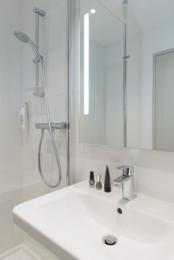 Bathroom 4, ibis Styles Lyon Confluence, Rhône