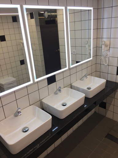 Bathroom 5, Safestay Barcelona Gothic, Barcelona
