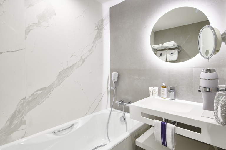 Bathroom 5, Hôtel Arraya, Pyrénées-Atlantiques