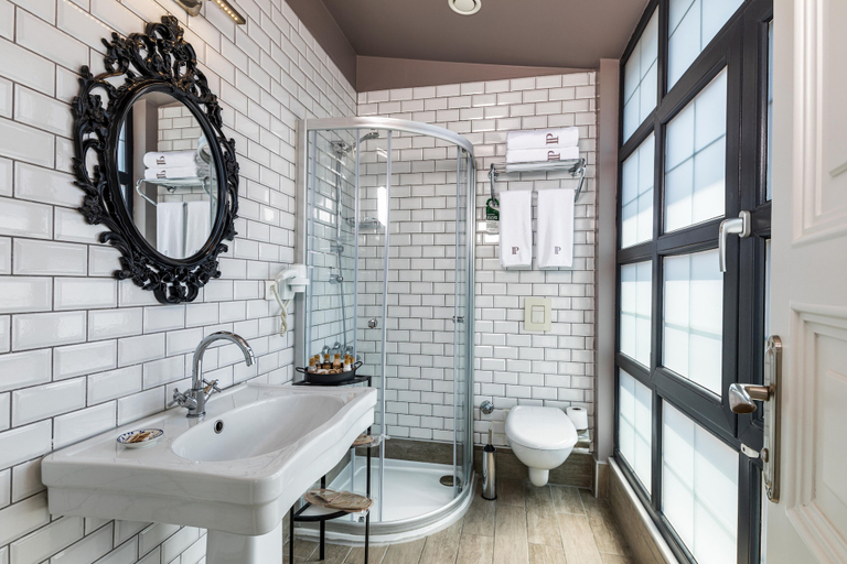 Bathroom 5, Petros Hotel, Beyoğlu