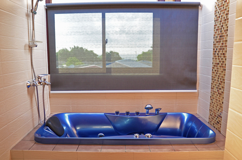 Bathroom 4, Rashu Hiyaa, Kaafu Atoll