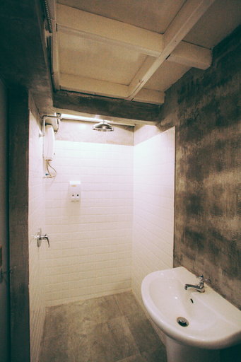 Bathroom 4, A7 Hidden Hostel, Wattana