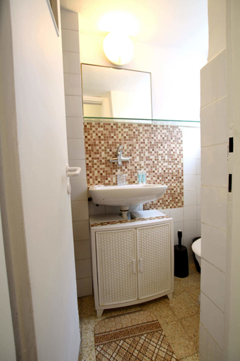 Bathroom 4, KAV Apartments -Near Assuta Olei Gardom