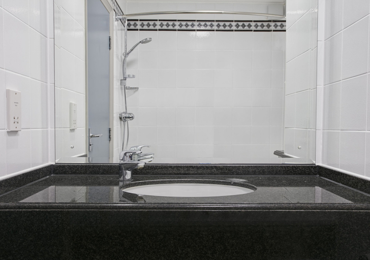 Bathroom 5, Leonardo Hotel East Midlands Airport, Leicestershire