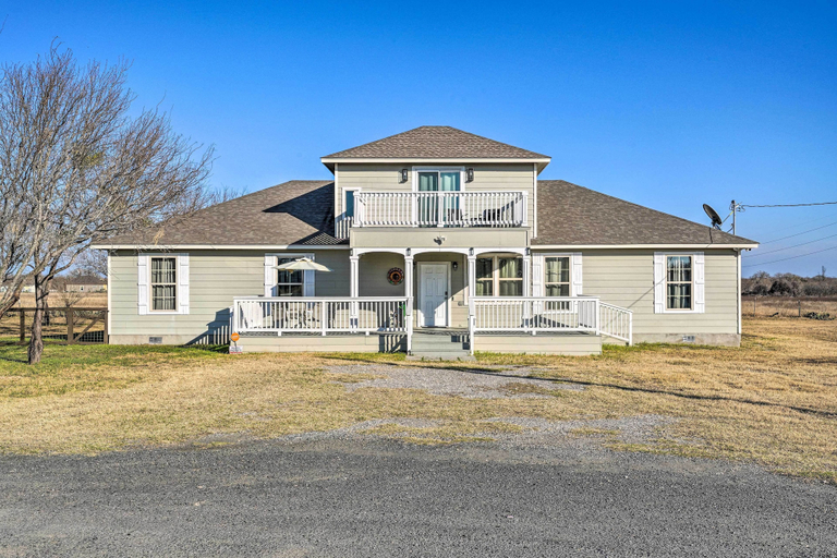 Exterior & Views 1, Peaceful Atascosa Home w/ Balcony & Deck!, Bexar