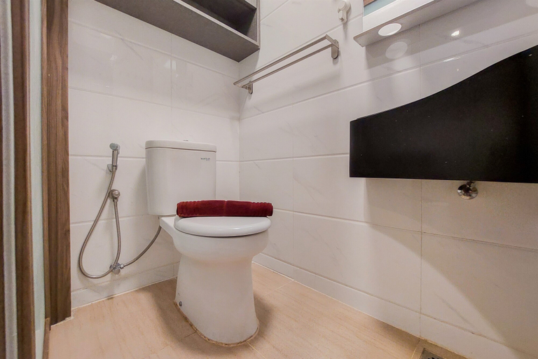 Bathroom 2, Comfortable and Simply Studio Room at Sky House BSD Apartment By Travelio, Tangerang Selatan