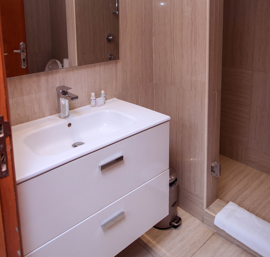 Bathroom 4, Peacock Hotel, Ilala