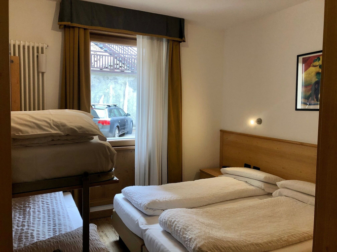 Bedroom 3, Hotel Derby, Trento