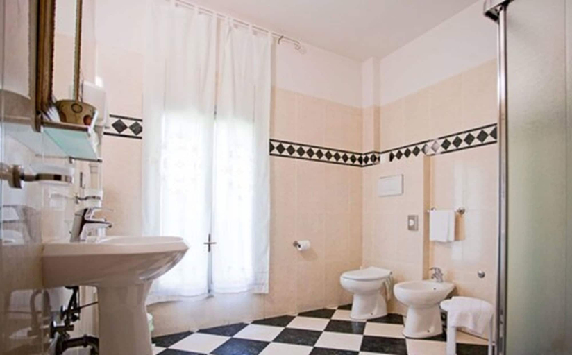 Bathroom 4, Hotel Del Borgo, Bologna