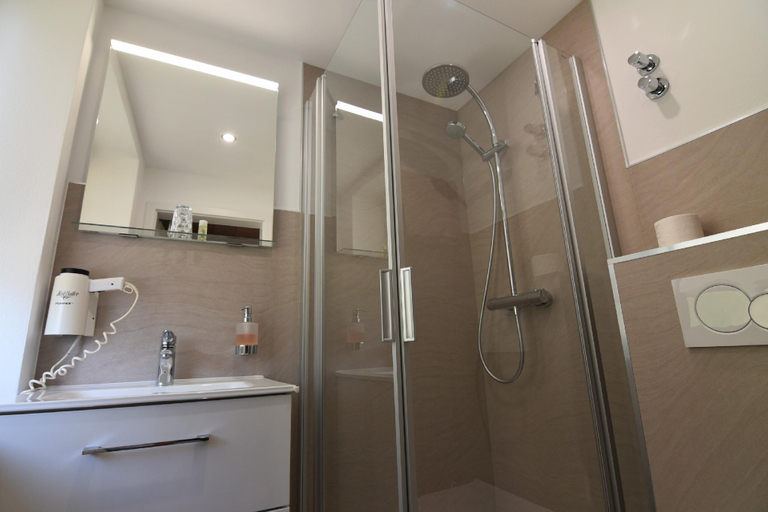 Bathroom 5, Landgasthof Grüner Baum, Hof