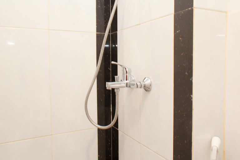 Bathroom 4, Cozy And Nice Studio At Grand Kamala Lagoon Apartment, Bekasi