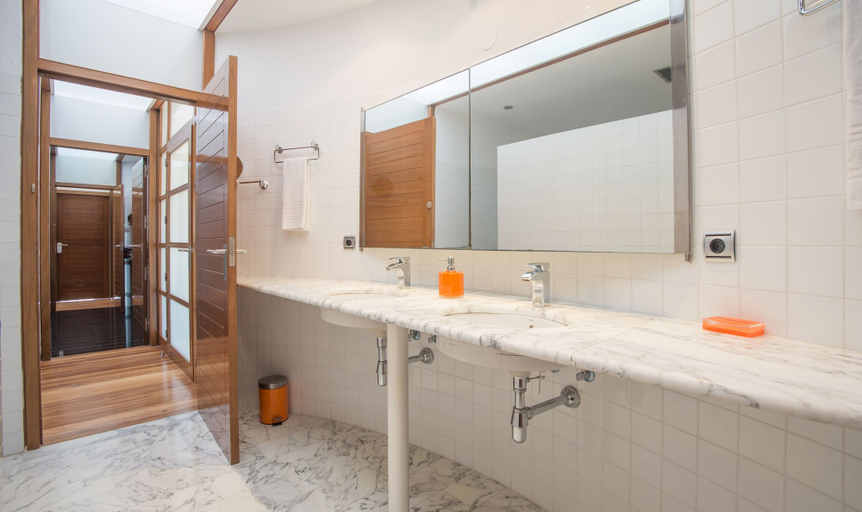 Bathroom 4, Luxury Beachfront Villa in Tarragona TH 63, Tarragona