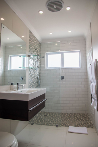 Bathroom 4, Sea Breeze Guesthouse, Swakopmund