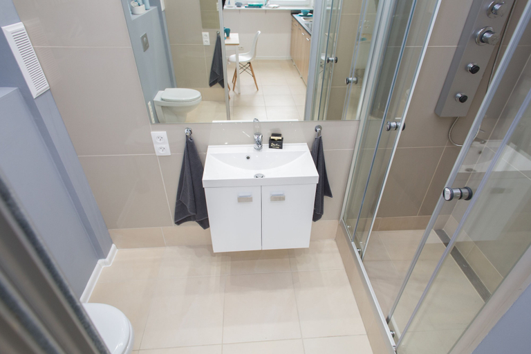 Bathroom 4, Cohen's Place, Warsaw