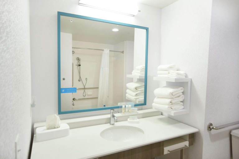 Bathroom 5, Hampton Inn & Suites Oklahoma City/Quail Springs, Oklahoma