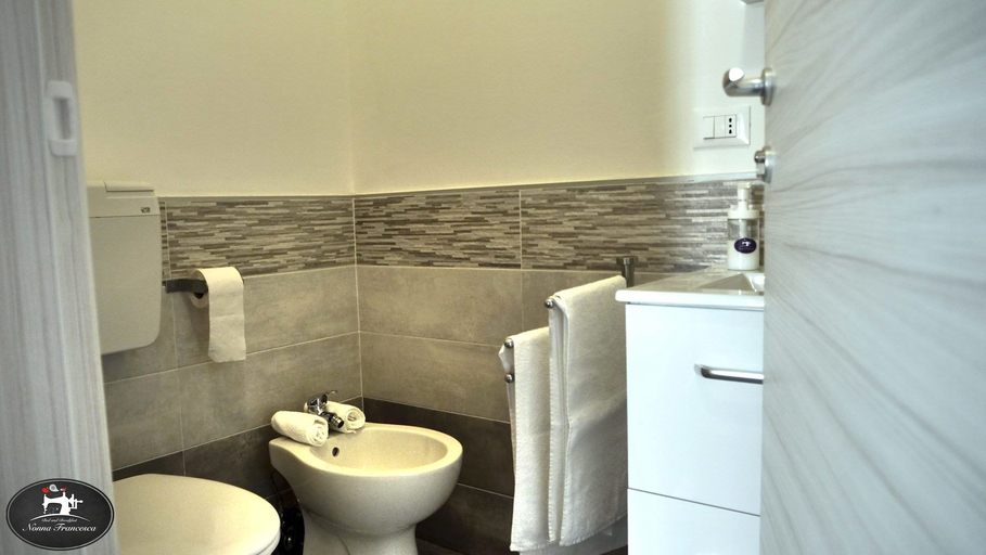 Bathroom 3, Nonna Francesca, Messina