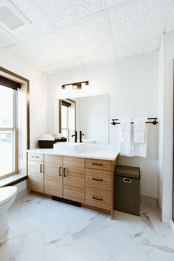 Bathroom 4, The Flying Steamshovel Inn, Kootenay Boundary