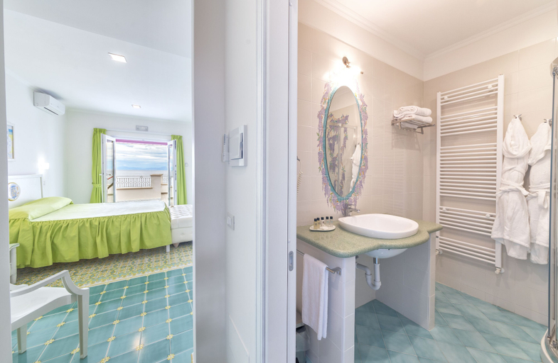 Bathroom 5, Hotel La Madonnina, Napoli