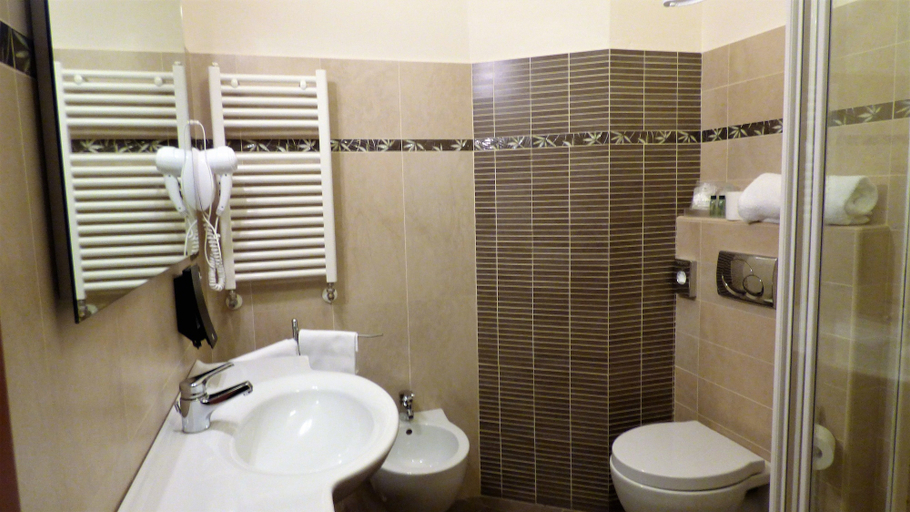 Bathroom 4, Hotel Leon Bianco, Siena