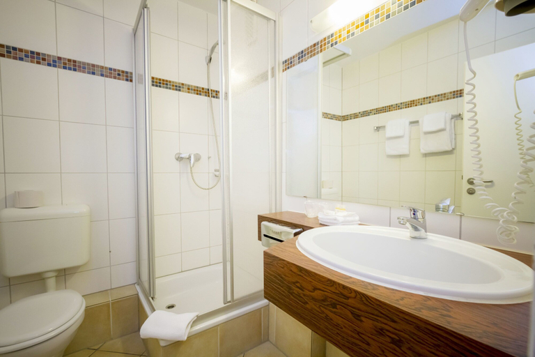 Bathroom 5, Baynunah Hotel Drachenfels, Rhein-Sieg-Kreis