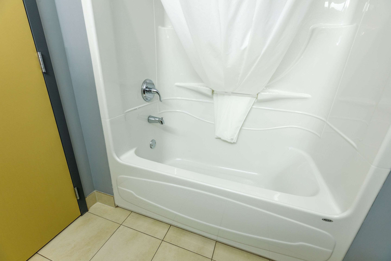Bathroom 4, Quality Inn & Suites Victoriaville, Arthabaska