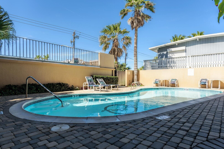 Sport & Beauty 4, Beachfront Condo With Pool, hot tub & Sundeck!, Cameron