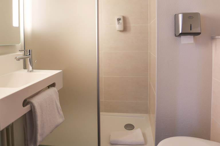 Bathroom 4, B&B Hotel Les Herbiers, Vendée