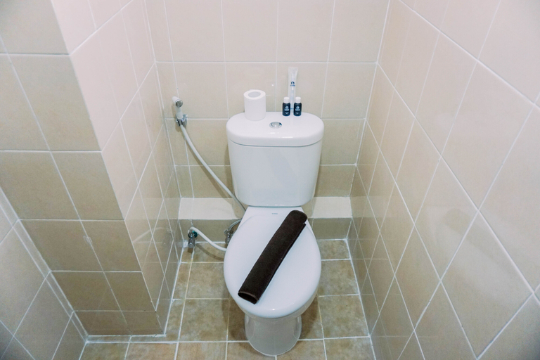 Bathroom 5, Cozy Stay Studio at Loftvilles City Apartment By Travelio, South Tangerang
