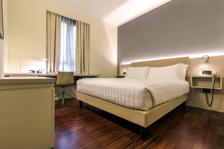 Bedroom 3, 43 Station Hotel, Milano