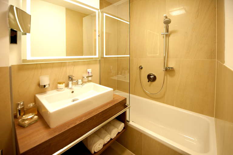 Bathroom 3, Hotel Bierwirt, Innsbruck