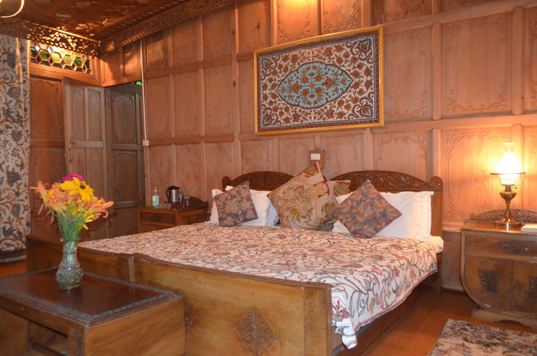 Bedroom 4, New Alexandra Houseboats, Srinagar
