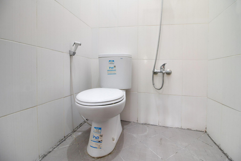Bathroom, RedDoorz @ Jalan Palagan, Sleman